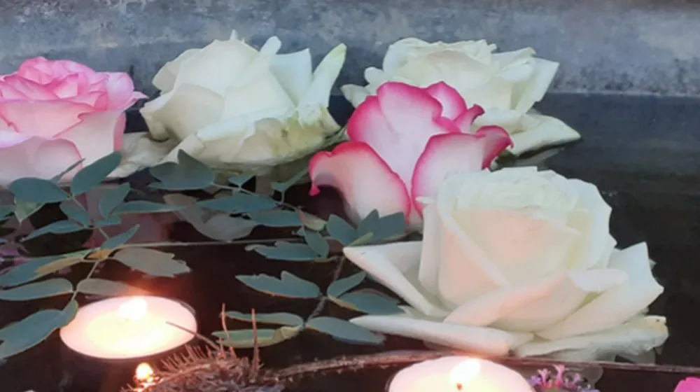 Drijvende kaarsjes en rozen in het water — een avondritueel