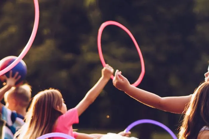 Kinderen die samen met hoepels spelen in een veld