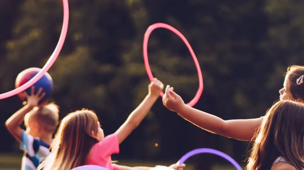 Kinderen die samen met hoepels spelen in een veld
