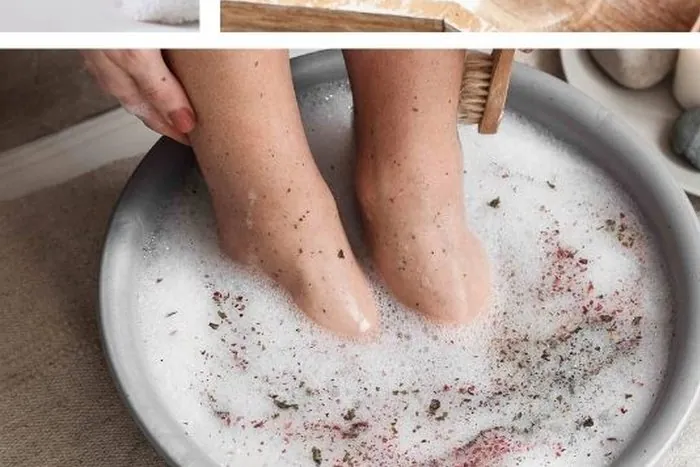 Voeten in een warm voetbad met bloemblaadjes