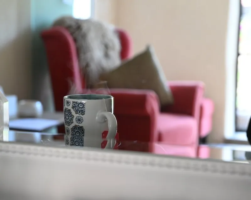 Een kop thee bij de fauteuil in de praktijkruimte