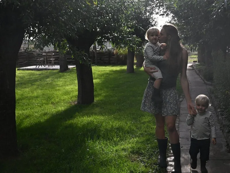 Linde met haar kinderen op het tuinpad tussen de bomen