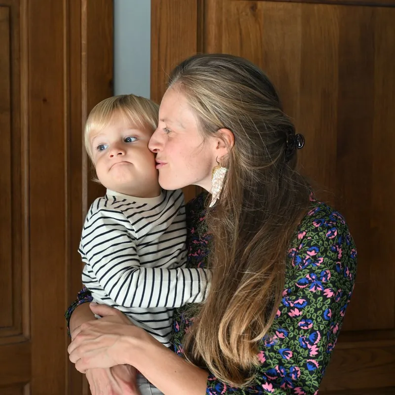 Linde met haar zoontje op de arm