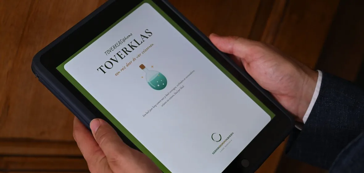 Het e-boek TOVERKLAS @ home geopend op een tablet