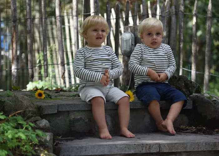 Twee kindjes samen op de tuintrap